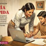 Madre y estudiante revisan el registro de la Beca Rita Cetina 2026 en una laptop con documentos sobre una mesa.