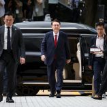 El expresidente surcoreano Yoon Suk Yeol llega a un tribunal para asistir a una audiencia para revisar su orden de arresto solicitada por fiscales especiales en Seúl, Corea del Sur, el 9 de julio de 2025.