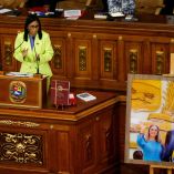 La presidenta interina de Venezuela, Delcy Rodríguez, aplaude junto a la foto del presidente Nicolás Maduro y su esposa Cilia Flores, luego del ataque estadounidense en Caracas que resultó en su captura, en Caracas, Venezuela, el 15 de enero de 2026.