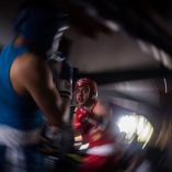 Jóvenes boxeadores amateurs del Gimnasio Lupita intercambian golpes durante una función de boxeo en Valle de Bravo, Estado de México, como parte de una cartelera organizada por el Bull Gym en enero de 2020.