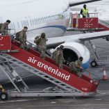 Personal militar de las Fuerzas Armadas Alemanas desembarca de un avión chárter a su llegada a Groenlandia con personal militar danés.