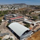 Ecatepec, Estado de México, México, 16 de enero de 2026. La doctora Claudia Sheinbaum Pardo, presidenta Constitucional de los Estados Unidos Mexicanos en Beca Rita Cetina en Ecatepec, Estado de México. La acompañan Armando Rayón José, residente de obra del Bachillerato Ecatepec; Coral Ramírez Huet, directora del CBTIS No. 295; Julio César León Trujillo, coordinador nacional de Becas para el Bienestar; Ariadna Montiel Reyes, secretaria del Bienestar; Mario Delgado Carrillo, secretario de Educación Pública; Delfina Gómez Álvarez, gobernadora Constitucional del Estado de México; Jesús Antonio Esteva Medina, secretario de Infraestructura, Comunicaciones y Transportes; Tania Rodríguez, Subsecretaria de Educación; Francisco Luis Quintero Pereda, director general del Centro SICT México y Carlos Torres Rosas, secretario técnico del Gabinete de la Presidencia y coordinador general de Programas para el Bienestar. Foto: Saúl López / Presidencia