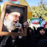 Manifestantes en Irán cargan un cuadro del Ayatolá Jamenei.