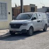 Vehículo del Servicio Médico Forense estacionado frente a una vivienda en la colonia Las Fuentes, en Reynosa, Tamaulipas, durante las diligencias por la muerte de una niña de cuatro años víctima de presunta violencia intrafamiliar.