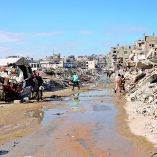 Palestinos desplazados viven entre escombros en el campo de refugiados de Jabalia.