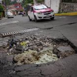 El resultado no es menor, tráfico detenido, bocinazos interminables y un cuello de botella permanente en una zona donde confluyen cinco avenidas de entrada y salida a la colonia.
