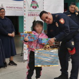 Como parte del programa “Apadrina una Esfera 2025”, los policías entregaron obsequios a 14 niñas que residen en el lugar.