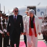 La gobernadora general de Canadá, Mary Simon, camina junto al canciller Juan Ramón de la Fuente durante su recibimiento con honores militares en el Aeropuerto Internacional Felipe Ángeles, al inicio de su visita oficial a México.