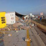 Testigos señalaron que incluso algunos particulares llegaron en vehículos para llevarse cajas completas del producto, sin que la rapiña pudiera ser contenida de inmediato.