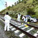 Miembros de la Guardia Civil española trabajan en el lugar del descarrilamiento mortal de dos trenes de alta velocidad cerca de Adamuz, en Córdoba, España, el 19 de enero de 2026.
