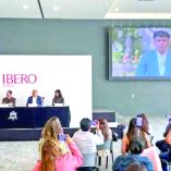 El rector de la Ibero Puebla, Alejandro Guevara Sanginés, encabezó una conferencia de prensa, en la cual se transmitió un video del catedrático Leonardo Escobar, quien explicó su odisea en el aeropuerto.
