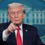 El presidente de Estados Unidos, Donald Trump, responde preguntas de los periodistas durante una conferencia de prensa en la Casa Blanca, cuando se cumple un año de su segundo mandato en el cargo, en Washington, D.C., Estados Unidos, el 20 de enero de 2026.