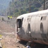 Vagón de un tren descarrilado en Adamuz, Córdoba, con operativos de emergencia y técnicos trabajando sobre la vía tras el grave accidente ferroviario ocurrido en enero de 2026.