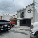 Este martes, un albañil sufrió quemaduras en el 30% de su cuerpo al tocar accidentalmente cables de alta tensión, cuando se encontraba en un domicilio de Monterrey.