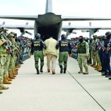 La Secretaría de Seguridad y Protección Ciudadana implementó un fuerte dispositivo de seguridad en el Aeropuerto Internacional de Toluca (AIT) para el traslado de al menos 37 presos del Centro Federal de Readaptación Social núm. 1 “El Altiplano”. Los presos, conocidos como PPL, partieron del AIT para ser extraditados hacia Estados Unidos en donde son requeridos por autoridades de aquel país, principalmente por el delito de narcotráfico.
