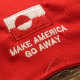 El lema "Make America Go Away" está cosido en el costado de una gorra que usa el copropietario de la tienda de ropa McKorman en Copenhague, Dinamarca, el 20 de enero de 2026.