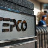 Logo de Tokyo Electric Power Company en la sede de la empresa en Tokio, Japón, en un momento clave del debate sobre la reactivación de la energía nuclear tras el desastre de Fukushima.