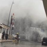 Un potente sistema de baja presión, identificado como el ciclón mediterráneo Harry, golpeó con fuerza amplias zonas del sur de Italia, provocando marejadas extremas, lluvias torrenciales, vientos violentos y evacuaciones masivas, especialmente en Sicilia, Calabria y Cerdeña, donde las autoridades mantienen alerta roja ante el alto riesgo para la población.El fenómeno, que se desplazó por el mar Mediterráneo desde el 19 de enero, generó olas de hasta 10 metros de altura, ráfagas de viento de hasta 150 kilómetros por hora y precipitaciones que superaron los 300 milímetros en 48 horas, un volumen equivalente a varios meses de lluvia en algunas zonas, según datos de Protección Civil.Ciclón Harry arrasa en ItaliaEn Sicilia, una de las regiones más afectadas, las marejadas superaron barreras portuarias y provocaron inundaciones repentinas en zonas urbanas costeras. En localidades como Lipari, el agua del mar ingresó a calles cercanas al puerto, dañando embarcaciones e infraestructura. En la costa oriental de Catania, videos difundidos en redes sociales y cámaras de seguridad captaron el momento en que el oleaje irrumpió con violencia en áreas urbanas, arrastrando objetos, vehículos y anegando espacios públicos en cuestión de minutos.La situación fue calificada como “sin precedentes” por la Protección Civil siciliana, particularmente en el litoral de Catania, donde se reportaron olas de hasta seis metros que hundieron varias embarcaciones pesqueras. En el barrio costero de San Giovanni Li Cuti, una marejada ciclónica inundó el comedor de un restaurante frente al mar, tras romper contra las rocas y estrellarse contra los ventanales del establecimiento.Los daños también se extendieron a la provincia de Messina, donde paseos marítimos y zonas bajas quedaron bajo el nivel del mar, además de registrarse desbordes, derrumbes y afectaciones estructurales. En Calabria, el temporal provocó deslizamientos de tierra y cortes de vialidades, mientras que en Cerdeña se reportaron inundaciones en varias áreas costeras y rurales.Ante el avance del ciclón, las autoridades ordenaron evacuaciones preventivas en zonas de alto riesgo. En total, casi 190 personas fueron evacuadas, incluyendo el traslado de 32 residentes de un centro asistencial en Giampilieri Marina y la evacuación de alrededor de 95 personas en sectores costeros de Acireale. Las acciones buscaron reducir riesgos ante posibles desbordes, colapsos estructurales y el impacto directo del oleaje.El Departamento de Protección Civil desplegó un amplio operativo de emergencia, con mil 480 bomberos movilizados en Sicilia, Calabria y Cerdeña. Solo en Sicilia se realizaron más de 1013 intervenciones, mientras que 200 municipios activaron sus centros operativos comunales. En total, más de 6 mil  personas —entre personal de Protección Civil, voluntarios y operadores municipales— participan en las labores de atención y mitigación de riesgos.Como medida preventiva, escuelas permanecen cerradas en varias ciudades, entre ellas Messina, Enna, Catania, Cagliari y Crotone. Las autoridades mantienen alerta roja por riesgo hidráulico e hidrogeológico en Calabria, el noreste de Sicilia y zonas de Cerdeña, mientras que amplias áreas del sur de Italia continúan bajo alerta naranja y amarilla por lluvias, tormentas y deslizamientos.El temporal ya ha dejado personas heridas. El martes, un adulto mayor resultó lesionado tras ignorar las restricciones de paso y caer con su vehículo en un socavón en la provincia de Messina. El hombre logró alertar a los servicios de emergencia y fue rescatado.De acuerdo con especialistas, el ciclón Harry podría mantenerse activo entre 24 y 48 horas más, por lo que las autoridades reiteraron el llamado a la población a respetar las restricciones, evitar zonas costeras y mantenerse informada únicamente a través de canales oficiales, ante un escenario que sigue representando un riesgo elevado para el sur de Italia.Autoridades italianas mantienen alerta máxima por el impacto del ciclón Harry en zonas costeras y urbanas.