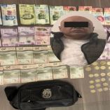 Tras el atraco a mano armada, el individuo subió a una motocicleta color verde para escapar y después ingresó a una vecindad