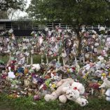 Padres de niños fallecidos expresan su frustración tras la absolución del agente acusado.