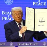 Donald Trump muestra la firma de la fundación de su Consejo de Paz