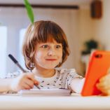 Niños que usan mucho el celular: todo lo que debes saber sobre la llamada demencia digital