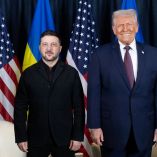 El presidente de Ucrania, Volodímir Zelenski, y el presidente de Estados Unidos, Donald Trump, posan para una foto durante su reunión en el marco del 56.º Foro Económico Mundial (FEM) anual en Davos, Suiza, el 22 de enero de 2026.