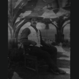 Fotografía histórica de Isaac Mendicoa Juárez, alias “El Tigre del Pedregal”, sentado y vestido con atuendo de la época posrevolucionaria, uno de los bandoleros más temidos del sur de la Ciudad de México en los años veinte.