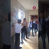 Los hechos quedaron grabados en video por una de las personas que presenció toda la trifulca en el establecimiento localizado cerca del centro histórico oaxaqueño.
#oaxaca  #riñaenrestaurante #videoviral