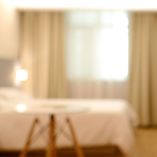 El cuerpo fue localizado al interior de una habitación del hotel, sin que hasta el momento se hayan dado a conocer detalles sobre personas detenidas o testigos de los hechos.