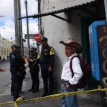 Agentes de la Policía Nacional Civil de Guatemala custodian una calle acordonada durante el estado de sitio decretado por el gobierno tras ataques de pandillas y hechos de violencia contra fuerzas de seguridad en la Ciudad de Guatemala.