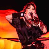 Durante años, muchos de sus problemas de salud, como caídas, dolor constante y falta de equilibrio, se atribuyeron a los polímeros que se le aplicaron en el pasado.