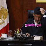 Hugo Aguilar Ortiz, ministro presidente de la SCJN, participa en una sesión del Pleno en Ciudad de México, con la bandera nacional al fondo, durante la discusión sobre la atracción de amparos del caso Mario Aburto.