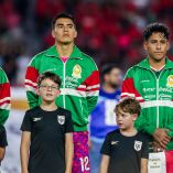 Jugadores de la Selección Mexicana con la chamarra que trae el escudo retro