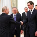 El presidente de Rusia, Vladimir Putin, asiste a una reunión con el enviado especial del presidente estadounidense Donald Trump, Steve Witkoff, y su yerno Jared Kushner en el Kremlin en Moscú, Rusia, el 22 de enero de 2026.