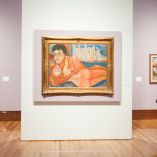 Exposición de Nahui Olin en el Museo Nacional de Arte de la Ciudad de México, con una de sus pinturas al centro de la sala y personal del museo a los costados durante el recorrido previo a su apertura en 2018.