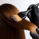 Los tonos naturales y cálidos dominarán la coloración capilar durante 2026.