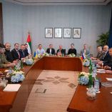 Los miembros de las delegaciones que participan en los Emiratos Árabes Unidos organizaron conversaciones trilaterales entre los EE. UU., Rusia y Ucrania, el Director de la Oficina del Presidente de Ucrania Kirill Budanov, el Enviado Especial de los Estados Unidos Steve Witkoff, el Secretario del Consejo de Seguridad Nacional y Defensa de Ucrania Rustem Umerov, el Jefe de la Dirección Principal del Estado Mayor General de las Fuerzas Armadas de Rusia Igor Kostyukov y Jared Kushner asisten a una reunión en el Palacio Al Shati en Abu Dhabi, Emiratos Árabes Unidos, el 24 de enero de 2026.