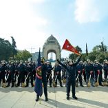 Cuerpo de bomberas y bomberos de la CDMX en el monumento ala Revolución.