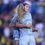 Montse Saldivar y la española Irene Guerrero se abrazan en uno de los goles americanistas.