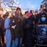 La gente llora en un monumento improvisado en la zona donde Alex Pretti