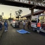 Versiones en el lugar señalan que el hombre ayudaba a peatones a cruzar la avenida.