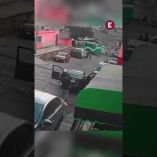 Un grupo de jóvenes en Tlalnepantla disfrutaba micheladas en la vía pública cuando su auto comenzó a rodar cuesta abajo y terminó impactándose contra una barda.
#tlalnepantla #edomex #micheladas #noticias #cdmx #mexico #videoviral #noticiasmexico