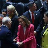 Alejandro Gertz Manero, recién designado embajador de México en Reino Unido, saluda a la senadora Patricia Murguía tras su comparecencia ante legisladores en la Ciudad de México.