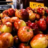 Un presunto ladrón fue detenido luego de una breve persecución dentro de la Central de Abasto (CEDA), en la alcaldía Iztapalapa, tras ser señalado por el robo de varias cajas de manzanas.