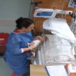 Cámaras de seguridad captaron el momento del maltrato a la bebé.