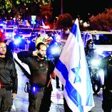 El cuerpo de Ran Gvili fue escoltado por policías en Tel Aviv, mientras algunas personas esperaban su llegada para rendirle honores