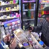 En el video se aprecia cómo el asaltante, sin accionar el arma, opta por huir del lugar, mientras el dueño del establecimiento lo sigue hasta el exterior del local.