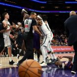 El guardia ruso Egor Demin (8) y el delantero Dillon Brooks fueron quienes comenzaron la trifulca en la arena de los Phoenix Suns durante el último cuarto.