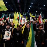 Seguidores de Hezbollah levantan banderas y retratos del líder supremo iraní Ali Khamenei durante un acto en Beirut, en respaldo a Irán, en un contexto de creciente tensión regional con Estados Unidos.